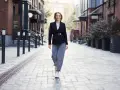 Spodnie slouchy dla kogo? Odkryj, jak je stylizować dla każdej figury