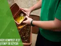 Mężczyzna dodaje resztki organiczne do kompostownika, tworząc cenną ziemię kompostową.