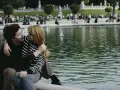 Para zakochanych, jak byk i lew, siedzi blisko siebie nad wodą.