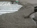 Ile zbrojenia rozproszonego na m3 betonu? Odkryj kluczowe normy i zastosowania