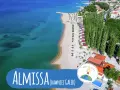 Widok z lotu ptaka na plażę i kemping Almissa (dawniej Galeb) w Chorwacji. Turkusowe morze, piaszczysta plaża, rzędy domków i wysokie drzewa.