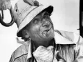Un uomo con un sigaro in bocca e un cappello da esploratore, in un'immagine iconica di un film di Samuel Fuller.