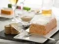 Un delicioso pastel de cabracho, servido con tostadas y salsa, listo para disfrutar.