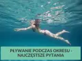 Kobieta pływa w basenie podczas okresu. Woda jest przejrzysta, a światło słoneczne tworzy na powierzchni falujące wzory.