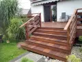 Drewniany taras ze schodami i balustradą. Zastanawiasz się, czy potrzebne pozwolenie na budowę tarasu?