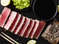 Pyszne tataki z tuńczyka w sezamie, podane z wasabi, sosem sojowym i limonką.