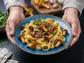 Pyszne fettuccine z kurkami i boczkiem, idealne na jesienny obiad. Prosty przepis na makaron z grzybami.