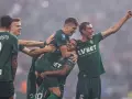 Piłkarze w zielonych strojach świętują bramkę. Czy to będzie decydujący gol w Ekstraklasie na jakim programie?