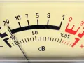 Cadran d'un appareil de mesure decibel, avec une aiguille indiquant une valeur entre 10 et 20.