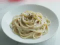 Pyszny makaron z pieprzem, kremowy sos otula złociste spaghetti, posypane świeżo mielonym pieprzem.
