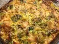 En gyllene laxpudding med broccoli och dill, redo att serveras. Ett perfekt laxpudding recept för middagen.