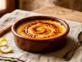 Crema catalana receta: postre con costra de caramelo tostado, canela y piel de limón.