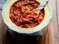 Un invitante ragù di salsiccia in una ciotola, pronto per condire la pasta.
