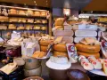 Wybór serów w amsterdamskim sklepie. Idealne, by dowiedzieć się, co przywieźć z Amsterdamu – pyszne sery w różnych kształtach i rozmiarach.