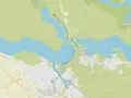 Mapa z zaznaczonymi trasami rowerowymi w Augustowie, prowadzącymi wzdłuż jezior i przez miasto.