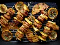 Szukasz sprawdzonych przepisów na grilla? Te szaszłyki z kurczaka i ananasa z grillowaną cytryną wyglądają pysznie!