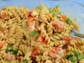 Szybka kolacja z niczego: makaron fusilli z pomidorkami, fetą i bazylią w kremowym sosie.