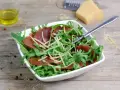 Insalata fresca con bresaola rucola e grana, condita con olio d'oliva e pepe.