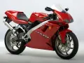 Czerwony motocykl Cagiva Mito, idealny na kategorię B prawa jazdy. Sportowy wygląd i zwinność.