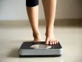 Stopy na wadze łazienkowej. Jak wyjść z ketozy żeby nie przytyć? Delikatne przejście do zbilansowanej diety.