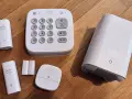 Ett eufy larm test med en kontrollpanel, två dörr-/fönstersensorer och en basstation.