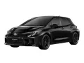 Czarna Toyota Corolla GR z agresywnym grillem i sportowymi felgami, gotowa do podboju dróg.