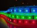 Taśmy LED RGB w kolorach czerwonym, zielonym i niebieskim, pokazujące, jak łączyć taśmy LED RGB.