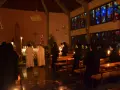 Schwestern in einem Gottesdienst, Kerzenlicht erhellt die Szene. Markus 16.
