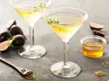 Jak zrobić Martini z oliwką? Przepisy na Dry i Dirty Martini