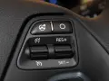 Przyciski na kierownicy: włączanie podgrzewania, wyłączanie, RES+, SET-. Ułatwiają jazdę z **cruise control**.