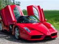 Czerwone Ferrari Enzo z otwartymi drzwiami, marzenie wielu. Zastanawiasz się, ferrari enzo ile kosztuje?