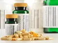 Flaconi di integratori e capsule sparse. La domanda "per quanto tempo si possono prendere gli integratori" è centrale.
