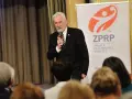 Zygfryd Kuchta przemawia do publiczności na tle banera ZPRP.