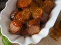 Leckere Currywurst mit einer würzigen Sauce, die an das originale Rezept erinnert. Perfekt für einen herzhaften Snack.