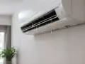 El aire acondicionado gotea agua de la unidad interior, formando un charco en la pared.