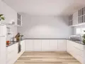Cucina moderna con mobili bianchi e pavimento in legno. Idee per come riempire una parete vuota in cucina con mensole o quadri.