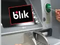Logo Blik na ekranie bankomatu, obok wkładana jest karta.