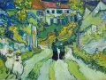 Les œuvres d'art de Vincent van Gogh prennent vie dans ce paysage verdoyant. Deux femmes marchent sur un chemin, tandis que d'autres figures se promènent dans le jardin.