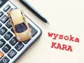 Złoty samochodzik na kalkulatorze, obok długopis. Napis "wysoka KARA" sugeruje, że pcc-3 po terminie może oznaczać wysokie koszty.