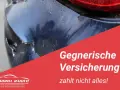 Beschädigter blauer Kotflügel. Die gegnerische Versicherung zahlt nicht alles! Logo von Gabriel Raiolo, Kfz-Sachverständiger.