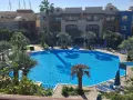 Basen w Radisson Individuals Marina Port Ghalib. Opinie gości chwalą ten tropikalny raj z palmami i krystalicznie czystą wodą.