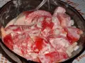 Mizeria z pomidorów w kremowym sosie, gotowa do podania.