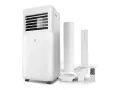 Un climatizador evaporativo blanco con accesorios: tubo, adaptador y mando a distancia.
