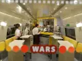 Wnętrze pociągu z personelem obsługującym bar. Widoczny napis "WARS".