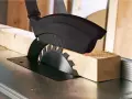 En cirkelsåg skär genom en träbit. Det finns olika sågar för olika projekt.