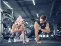 Para ćwiczy pompki w siłowni. Czy cardio spala mięśnie? Oni budują siłę, a nie tracą.