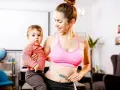 Mama z dzieckiem mierzy talię centymetrem. To jej sposób na to, jak schudnąć po ciąży i wrócić do formy.