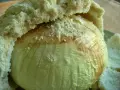 Una cipolla Giarratana intera, cotta in padella, avvolta in pane soffice.