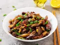 Melanzane in padella, un piatto saporito con cipollotto fresco e peperoncino.