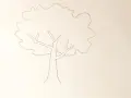 Un dessin arbre facile, avec un tronc simple et une couronne aux contours ondulés, prêt à être coloré.